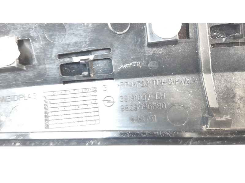 Recambio de molduras traseras para opel corsa f ultimate referencia OEM IAM 9829996680  
