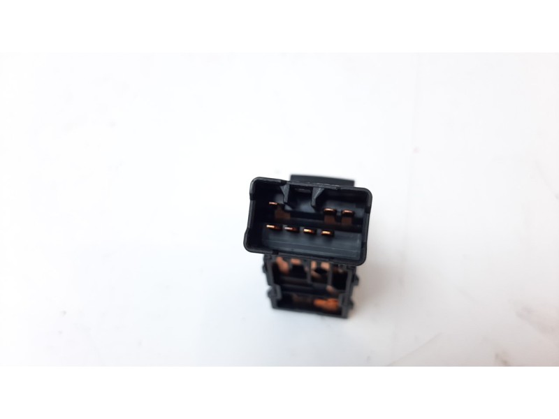 Recambio de mando elevalunas trasero izquierdo para mahindra kuv 100 2wd nxt referencia OEM IAM 0111JAZ00121N  