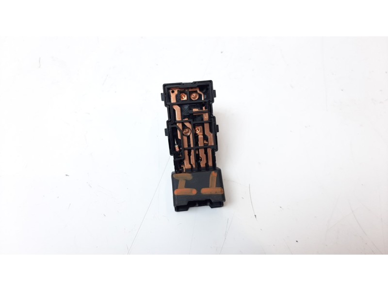 Recambio de mando elevalunas trasero izquierdo para mahindra kuv 100 2wd nxt referencia OEM IAM 0111JAZ00121N  
