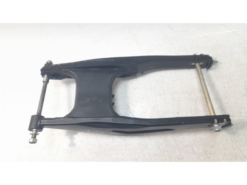 Recambio de puente trasero para honda cb125 r referencia OEM IAM 52200K98E20  