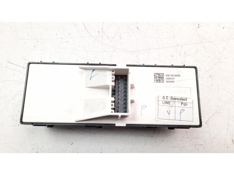 Recambio de mando elevalunas delantero izquierdo para hyundai tucson referencia OEM IAM 93571N74004X  