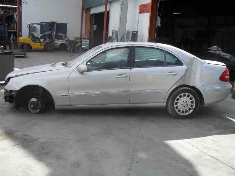 mercedes-benz clase e (w211) berlina del año 2004