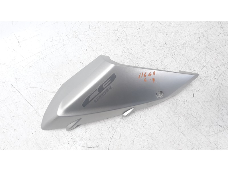 Recambio de moldura para honda cb125 r referencia OEM IAM 83620KTYR30ZC  