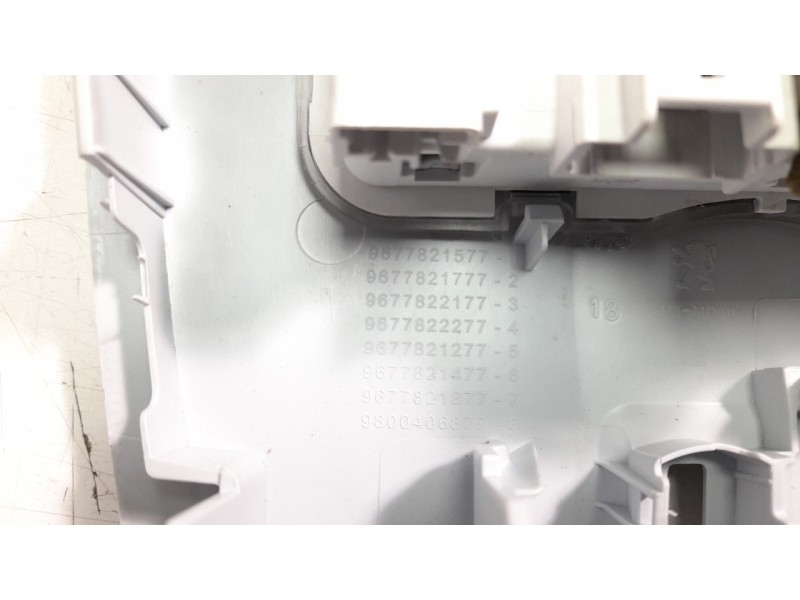 Recambio de luz interior para peugeot 308 referencia OEM IAM 9677821577  