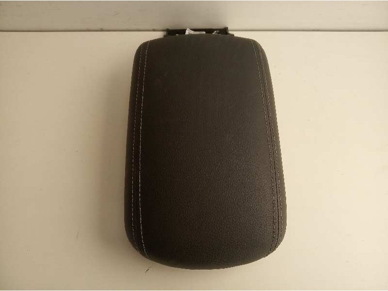 Recambio de apoyabrazos central para hyundai i30 (pd) klass referencia OEM IAM 84660G4000  