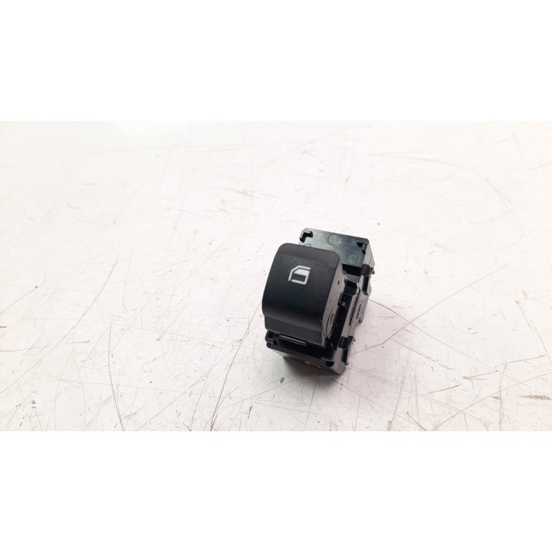 Recambio de mando elevalunas trasero derecho para hyundai i20 active 1.0 tgdi cat referencia OEM IAM 93581Q0000  