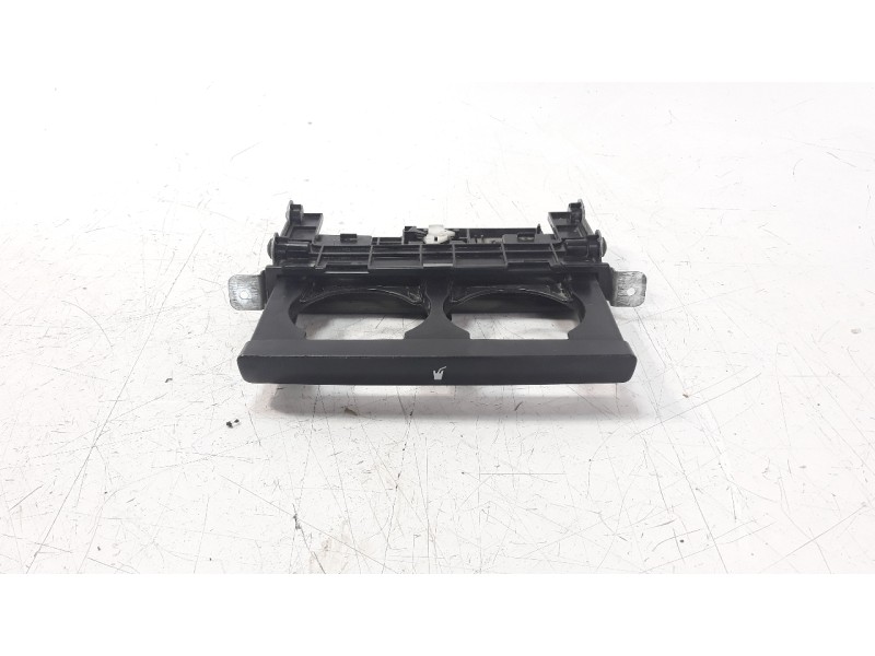 Recambio de cenicero para nissan terrano/terrano.ii (r20) 3.0 td cat referencia OEM IAM 684300X810  