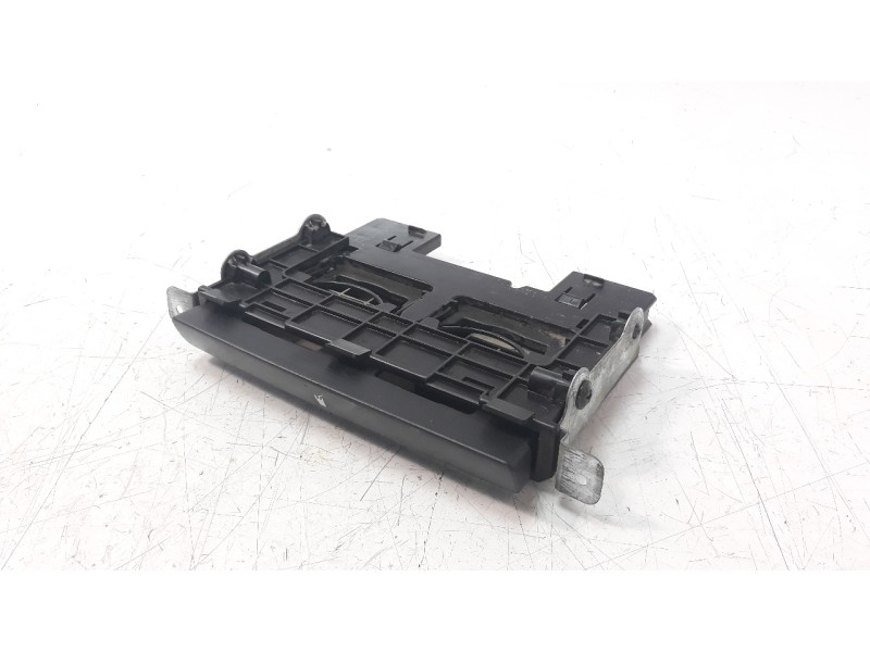 Recambio de cenicero para nissan terrano/terrano.ii (r20) 3.0 td cat referencia OEM IAM 684300X810  