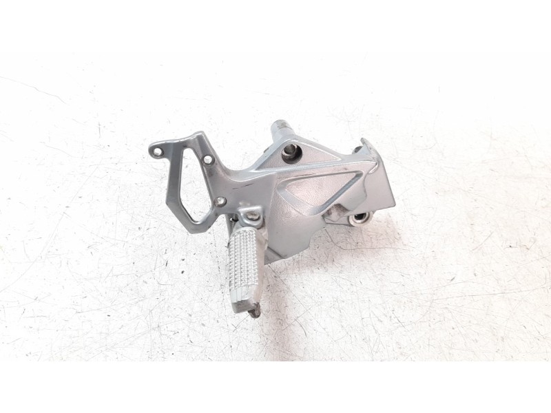 Recambio de estribo para bmw f 800 r 800 r referencia OEM IAM 46717684320  
