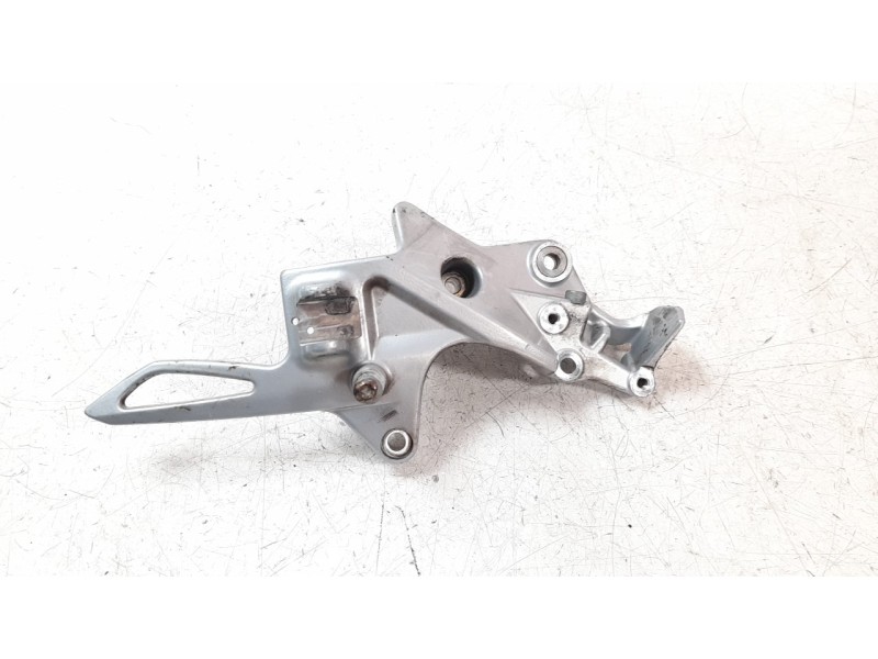 Recambio de estribo para bmw f 800 r 800 r referencia OEM IAM 46717717815  