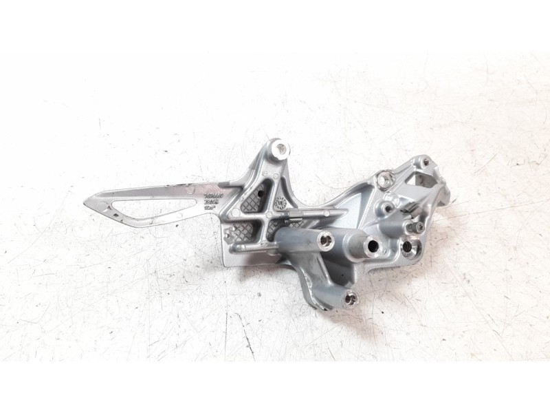 Recambio de estribo para bmw f 800 r 800 r referencia OEM IAM 46717717815  