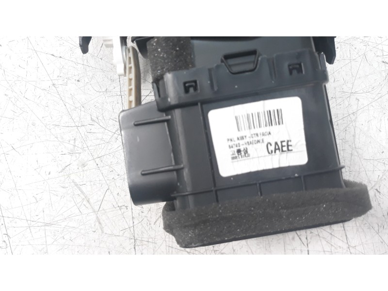 Recambio de rejilla aireadora para kia stonic (ybcuv) 1.2 cat referencia OEM IAM 84740H8AE0WLE  