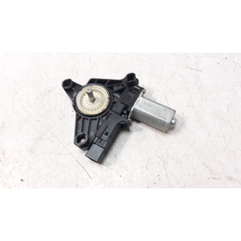 Recambio de motor elevalunas trasero izquierdo para volvo v40 1.6 diesel cat referencia OEM IAM C17544100  
