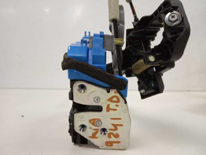 Recambio de cerradura puerta trasera derecha para kia cee´d drive referencia OEM IAM 81420A2400  