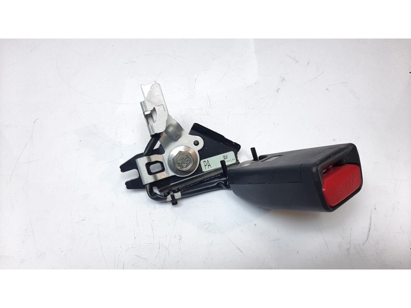 Recambio de enganche cinturon trasero izquierdo para mazda 3 sedán (bp) referencia OEM IAM BAH150037J  