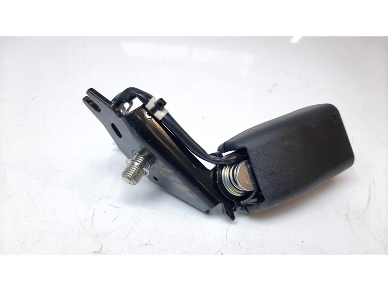 Recambio de enganche cinturon trasero izquierdo para mazda 3 sedán (bp) referencia OEM IAM BAH150037J  