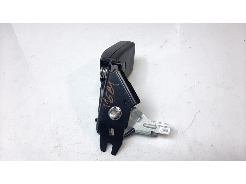 Recambio de enganche cinturon trasero izquierdo para mazda 3 sedán (bp) referencia OEM IAM BAH150037J  