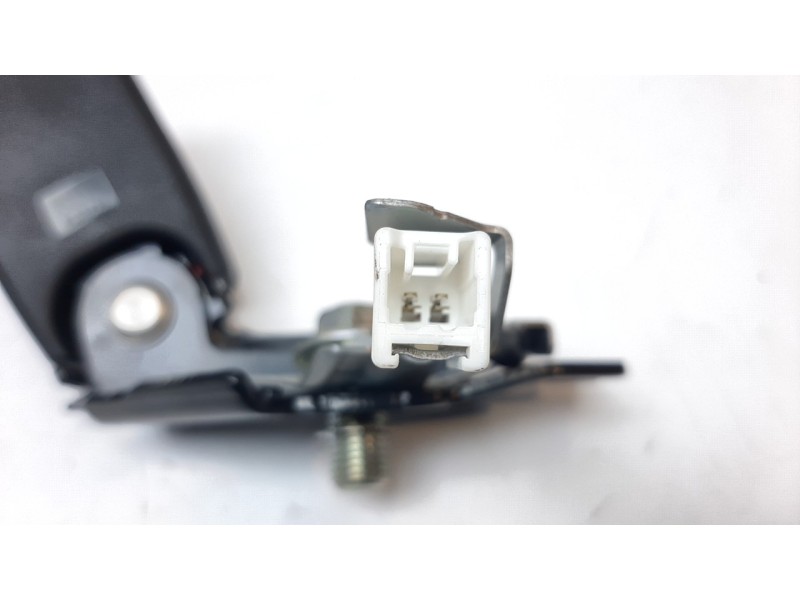 Recambio de enganche cinturon trasero izquierdo para mazda 3 sedán (bp) referencia OEM IAM BAH150037J  