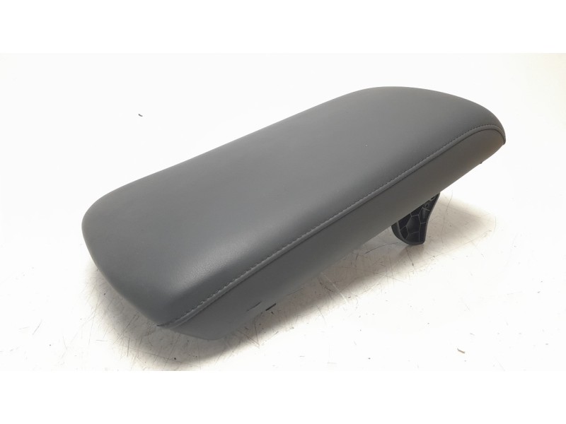 Recambio de apoyabrazos central para mazda 3 sedán (bp) referencia OEM IAM BDGF64450B02  