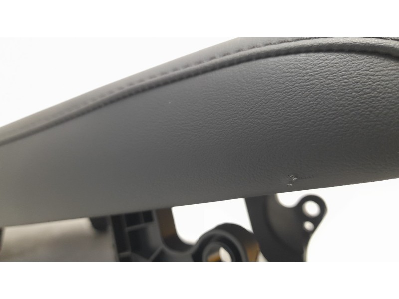 Recambio de apoyabrazos central para mazda 3 sedán (bp) referencia OEM IAM BDGF64450B02  
