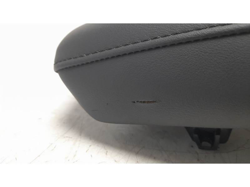 Recambio de apoyabrazos central para mazda 3 sedán (bp) referencia OEM IAM BDGF64450B02  