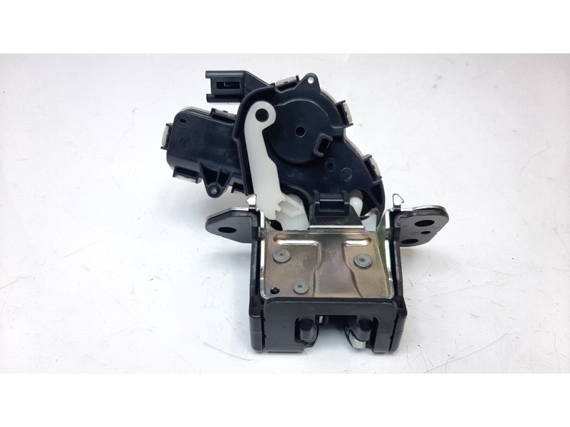 Recambio de cerradura maletero / porton para mazda 3 sedán (bp) referencia OEM IAM BDMT62310  