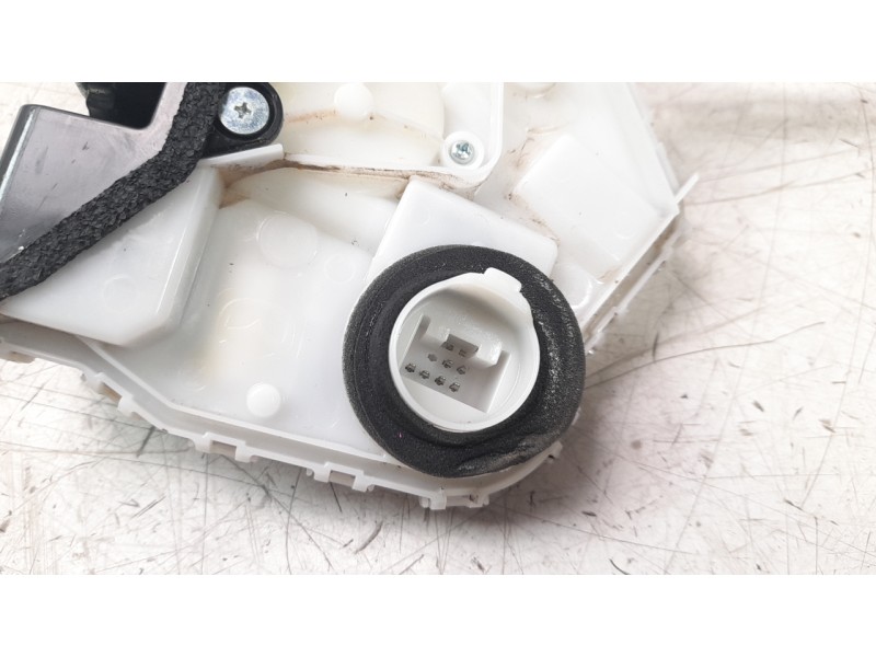 Recambio de cerradura puerta trasera derecha para mazda 3 sedán (bp) referencia OEM IAM BDMC72310B  