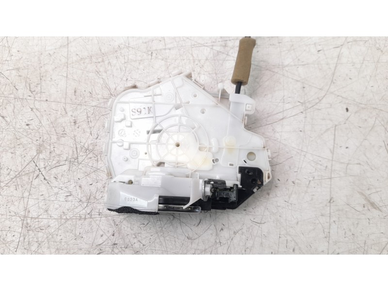 Recambio de cerradura puerta trasera derecha para mazda 3 sedán (bp) referencia OEM IAM BDMC72310B  