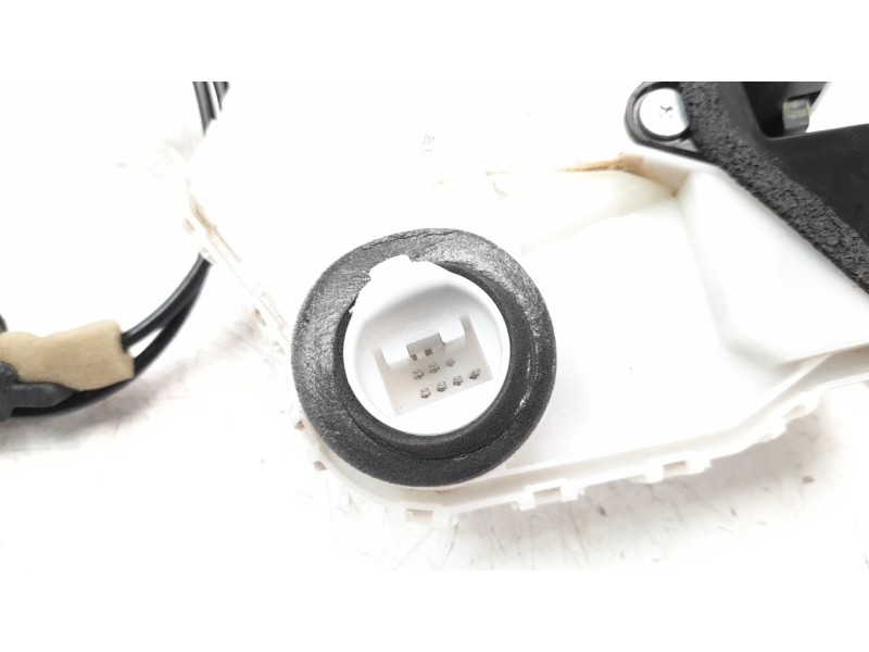 Recambio de cerradura puerta trasera izquierda para mazda 3 sedán (bp) referencia OEM IAM BDMC73310B  