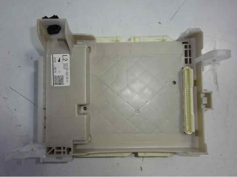 Recambio de caja reles / fusibles para toyota yaris active hybrid referencia OEM IAM 8273052L70C 3C060070 