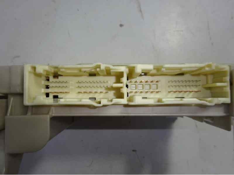 Recambio de caja reles / fusibles para toyota yaris active hybrid referencia OEM IAM 8273052L70C 3C060070 