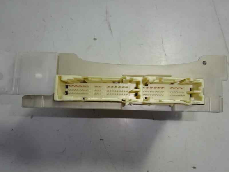 Recambio de caja reles / fusibles para toyota yaris active hybrid referencia OEM IAM 8273052L70C 3C060070 