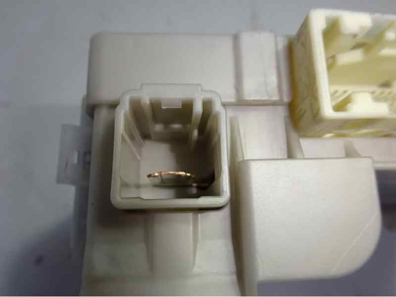 Recambio de caja reles / fusibles para toyota yaris active hybrid referencia OEM IAM 8273052L70C 3C060070 
