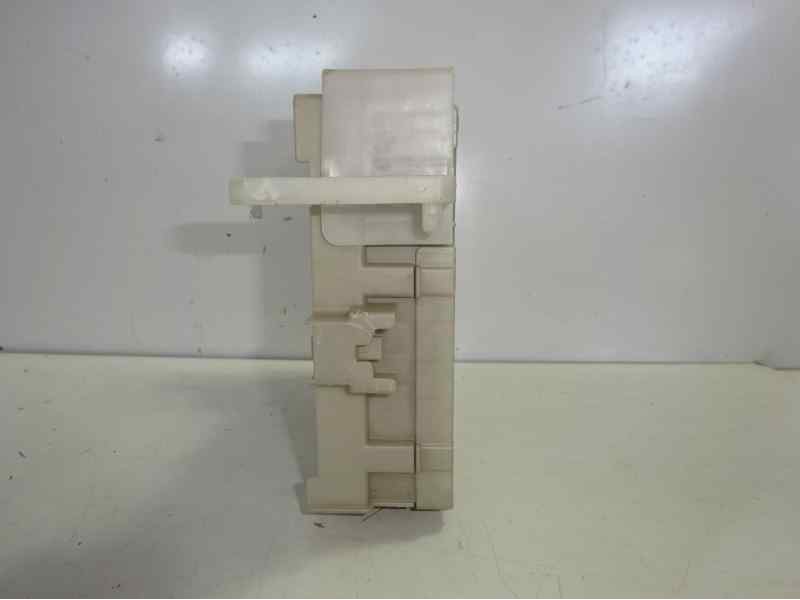 Recambio de caja reles / fusibles para toyota yaris active hybrid referencia OEM IAM 8273052L70C 3C060070 