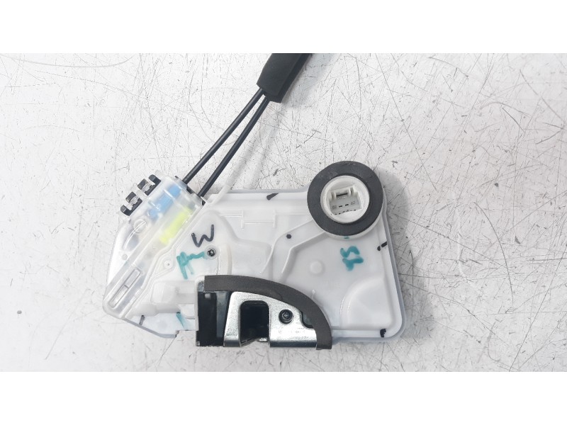 Recambio de cerradura puerta trasera derecha para toyota corolla (e21) referencia OEM IAM 6905002580  