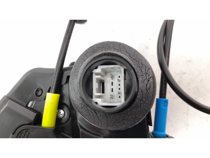 Recambio de cerradura puerta trasera izquierda para toyota corolla (e21) referencia OEM IAM 6906002580  