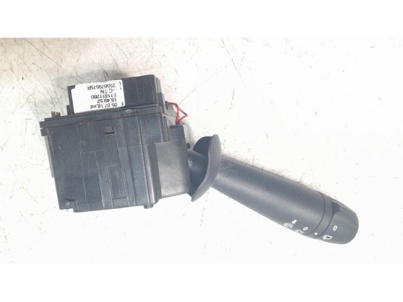 Recambio de mando limpia para dacia sandero stepway referencia OEM IAM 255679575R  