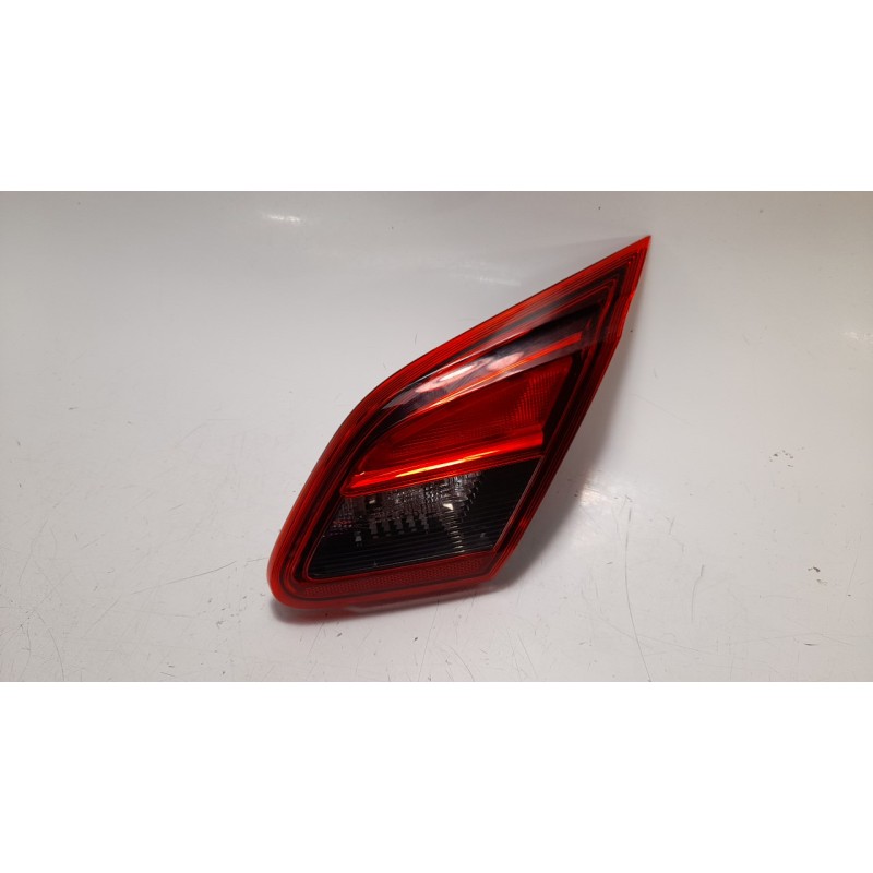 Recambio de piloto trasero derecho interior para opel corsa e 1.4 16v cat (b 14 xej / ldd) referencia OEM IAM 39012624 104LLL341