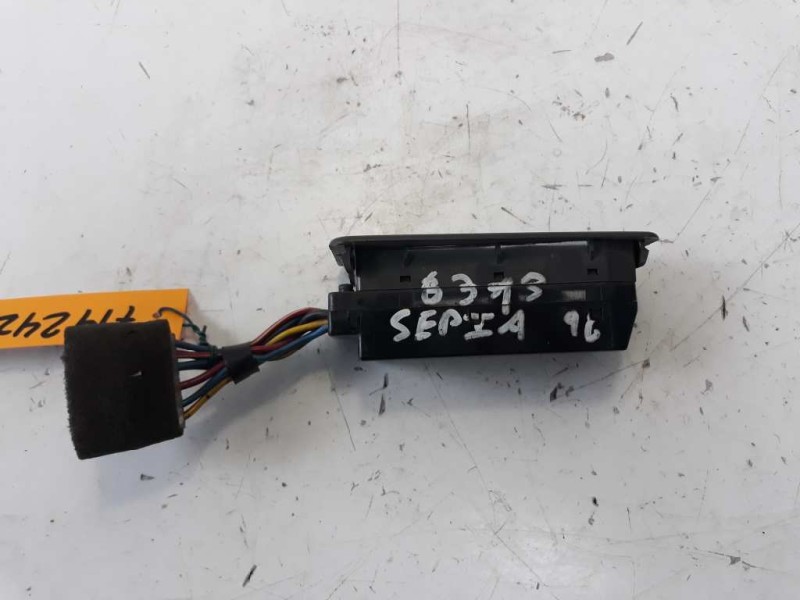 Recambio de mando elevalunas delantero izquierdo para kia sephia 1.6 cat referencia OEM IAM   