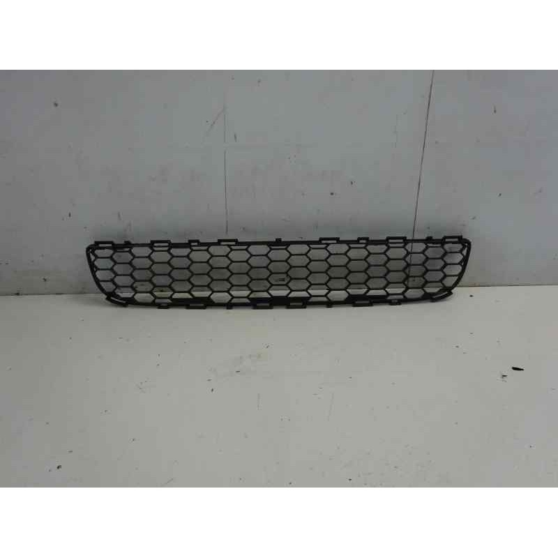 Recambio de rejilla paragolpes central para toyota corolla verso (r1) 2,2 d-4d sport referencia OEM IAM 531120F020  