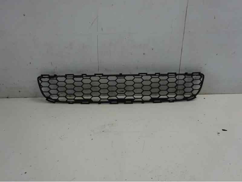 Recambio de rejilla paragolpes central para toyota corolla verso (r1) 2,2 d-4d sport referencia OEM IAM 531120F020  