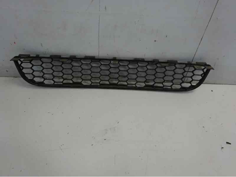 Recambio de rejilla paragolpes central para toyota corolla verso (r1) 2,2 d-4d sport referencia OEM IAM 531120F020  
