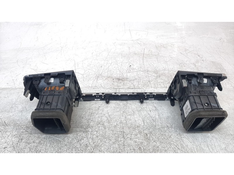 Recambio de aireador central para kia rio (yb) 1.2 cat referencia OEM IAM 84740H8000  