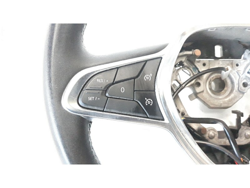 Recambio de volante para renault captur ii 1.0 tce referencia OEM IAM 484002607R  