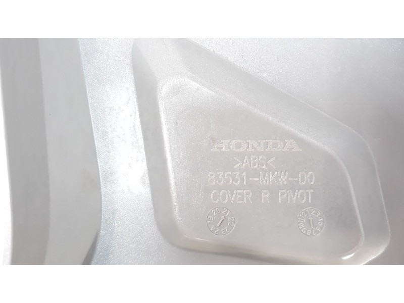 Recambio de moldura para honda nc 750 nc 750 x referencia OEM IAM 83531MKWD00ZA  