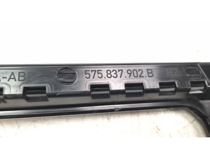 Recambio de moldura para seat ateca (khp) style go referencia OEM IAM 575837902B  