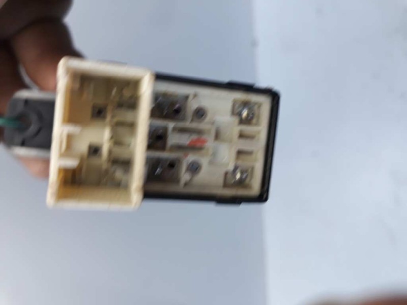 Recambio de mando elevalunas trasero izquierdo para hyundai santa fe (sm) 2.0 crdi cat referencia OEM IAM 935753C010  