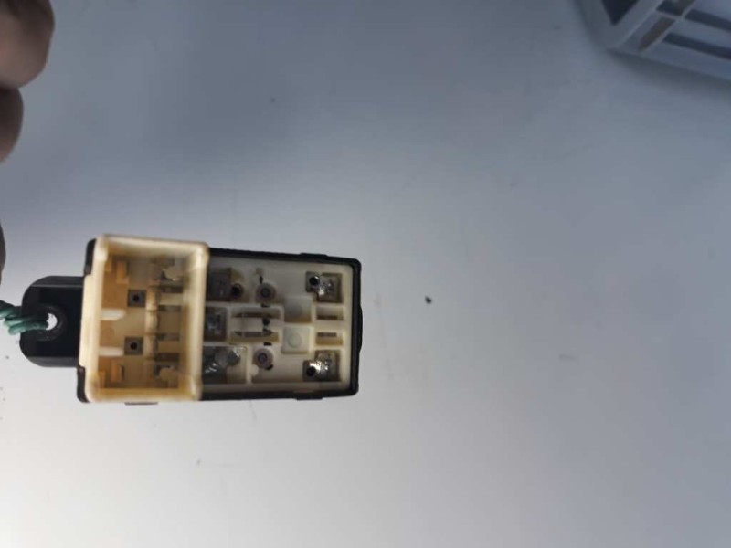 Recambio de mando elevalunas delantero derecho para kia cerato 1.6 cat referencia OEM IAM 935782D000  