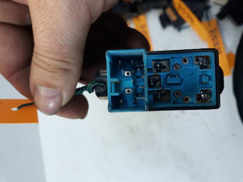 Recambio de mando elevalunas trasero derecho para kia rio 1.3 cat referencia OEM IAM 935762D000  