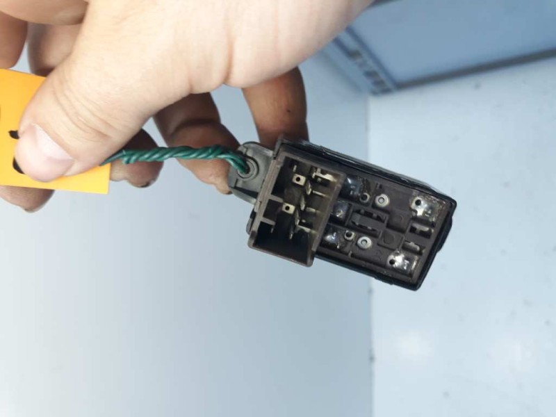 Recambio de mando elevalunas delantero derecho para kia rio 1.5 crdi referencia OEM IAM 935811G000  